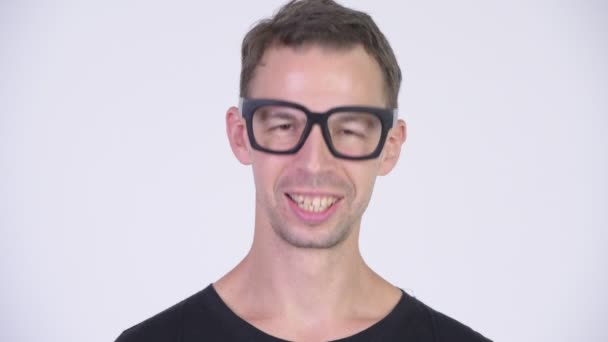 Studioaufnahme eines glücklichen Nerd-Mannes, der mit dem Kopf nickt — Stockvideo