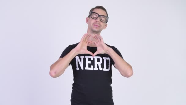 Studio colpo di nerd uomo mostrando mano cuore gesto — Video Stock