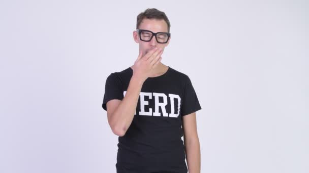 Studio schot van nerd man waait kus — Stockvideo