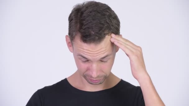 Studio shot van gestresste nerd man met hoofdpijn — Stockvideo