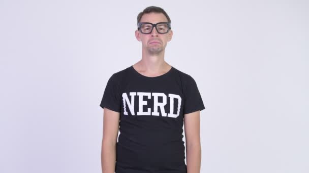Studio schot van triest nerd man geven duimen naar beneden — Stockvideo