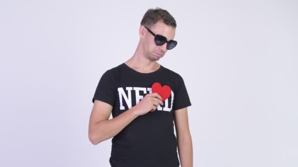 Stúdió szemcsésedik-ból giving piros szív készen áll a Valentin-nap boldog majom-ember — Stock videók