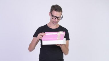 Stüdyo çekim mutlu inek adamın hediye kutusu açma