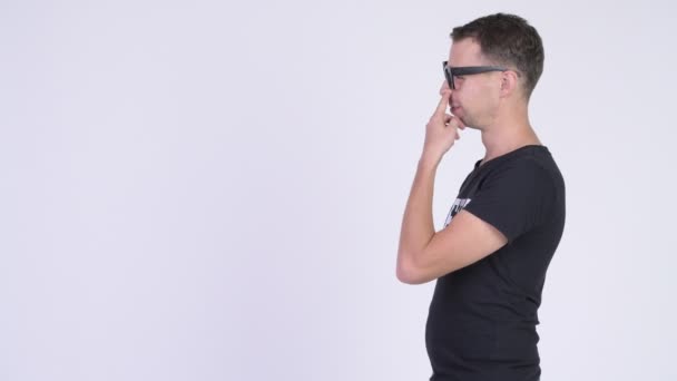 Vue du profil de nerd man se piquant le nez — Video