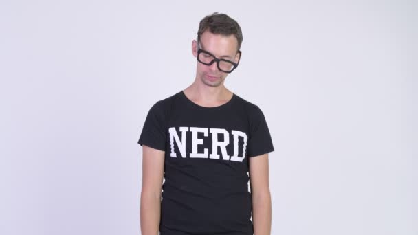 Estúdio tiro de nerd homem sentindo sonolento — Vídeo de Stock