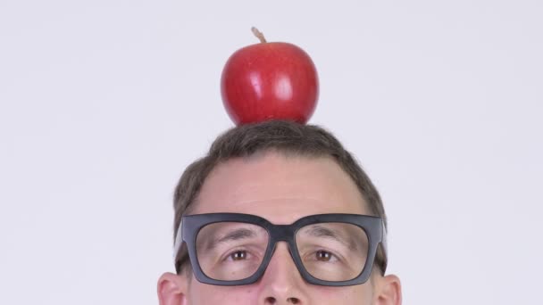 Zbliżenie, head shot nerd człowieka z jabłkiem na głowie — Wideo stockowe