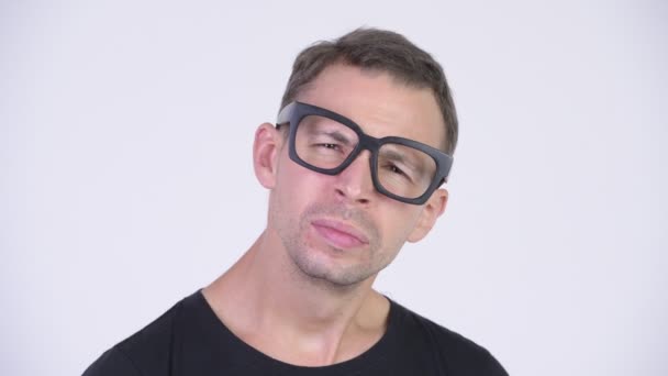 Studio shot van nerd man met Vergrootglas — Stockvideo