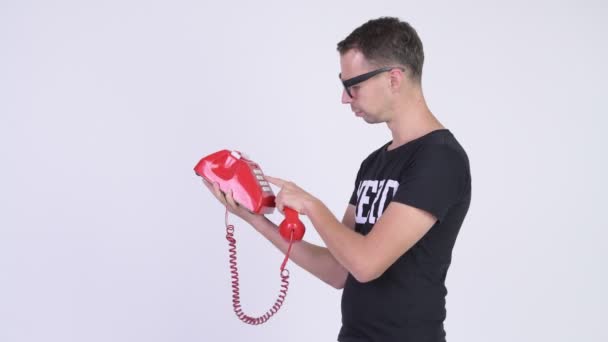 Студия, где злой ботаник кричит по телефону — стоковое видео