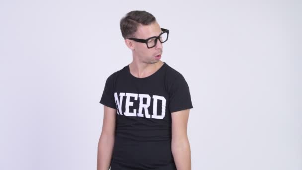 Estudio de tiro de hombre nerd haciendo ejercicio con mancuernas — Vídeos de Stock