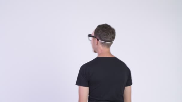 Studio βολή του nerd άνδρα που φοράει την κιτρινόμαυρη μάσκα και γυαλιά — Αρχείο Βίντεο