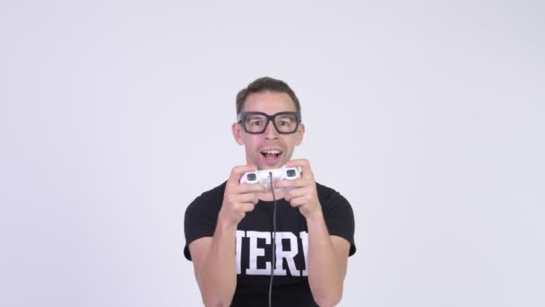 Studio schot van gelukkig nerd man spelen — Stockvideo