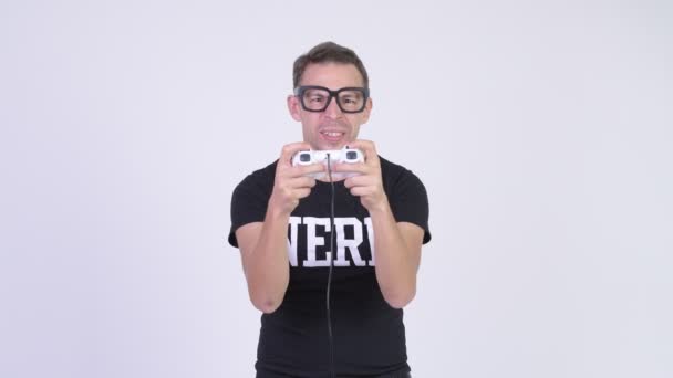 Estudio de tiro de hombre nerd feliz jugando juegos y ganar — Vídeos de Stock