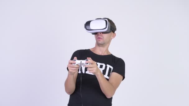 Hombre nerd feliz jugando juegos y usando auriculares de realidad virtual — Vídeo de stock