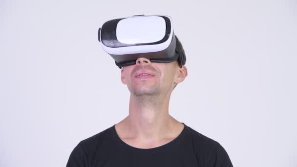Hombre nerd feliz usando auriculares de realidad virtual — Vídeos de Stock