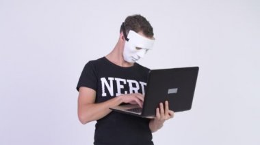 İnek adam dizüstü kullanarak hacker olarak stüdyo çekim