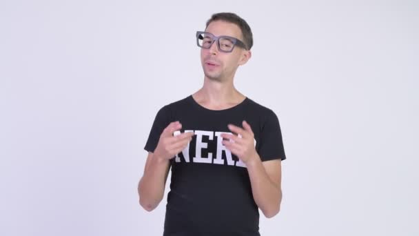 Estúdio tiro de nerd feliz homem explicando algo — Vídeo de Stock