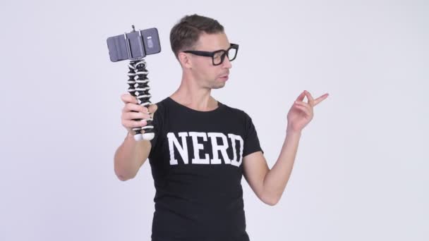 Studio záběr nerd vlogging muž s telefonem — Stock video