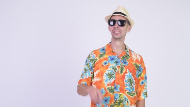 Happy tourist man pointing finger ready for vacation — Stock Video