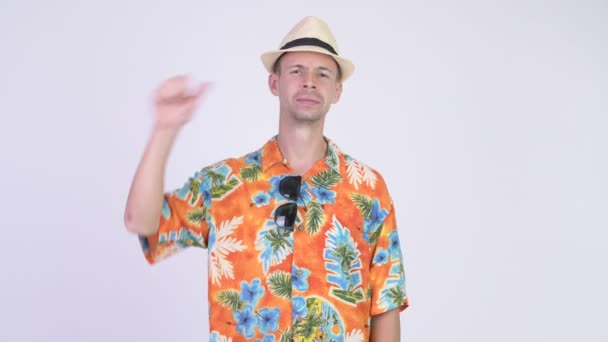 Upset tourist man giving thumbs down — Stock Video