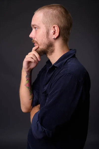 Портрет людини на сірому фоні студії — стокове фото