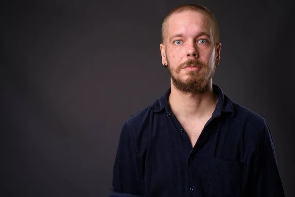 Retrato del hombre contra fondo gris del estudio —  Fotos de Stock