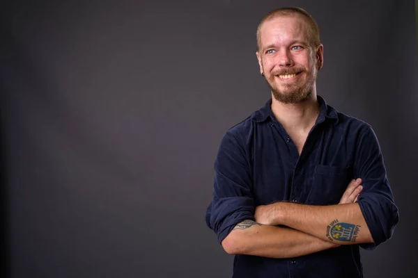 Retrato del hombre contra fondo gris del estudio —  Fotos de Stock