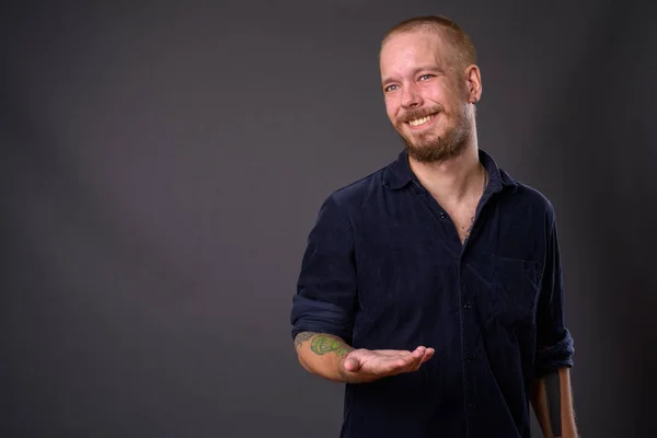 Retrato del hombre contra fondo gris del estudio —  Fotos de Stock