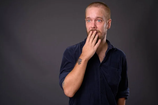 Retrato del hombre contra fondo gris del estudio —  Fotos de Stock