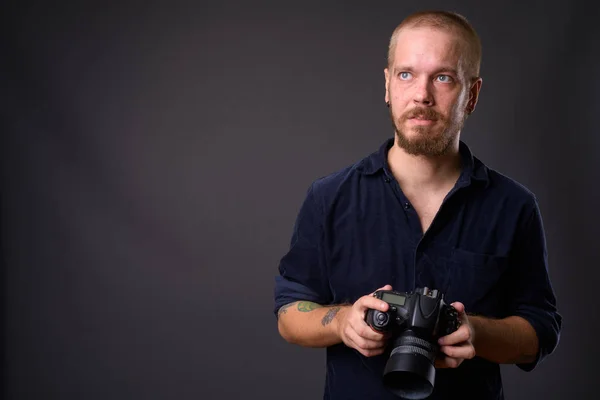 Retrato del hombre contra fondo gris del estudio —  Fotos de Stock