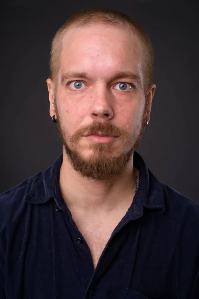 Retrato del hombre contra fondo gris del estudio —  Fotos de Stock