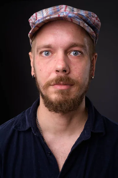 Retrato del hombre contra fondo gris del estudio —  Fotos de Stock