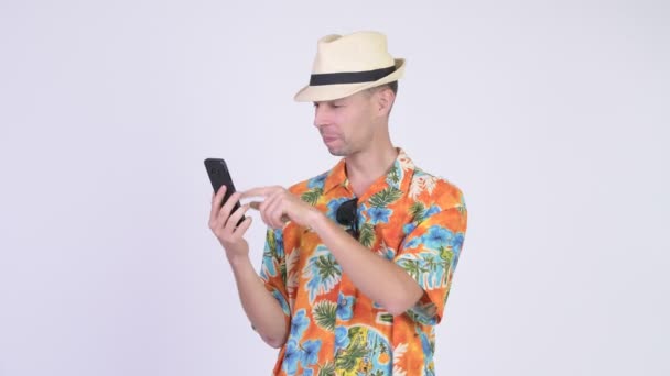 Felice turista uomo utilizzando il telefono e dando pollici in su — Video Stock