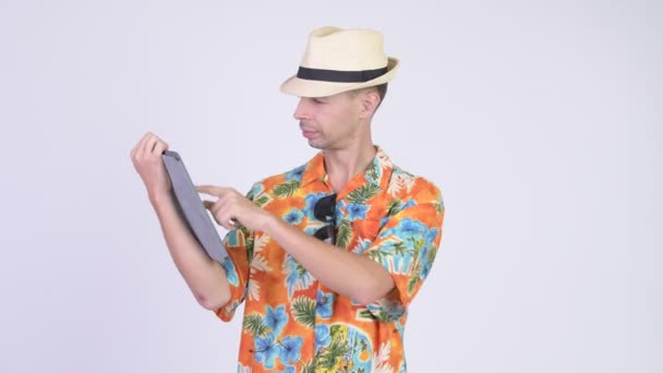 Boldog turisztikai ember használ digitális tabletta, és így remek — Stock videók