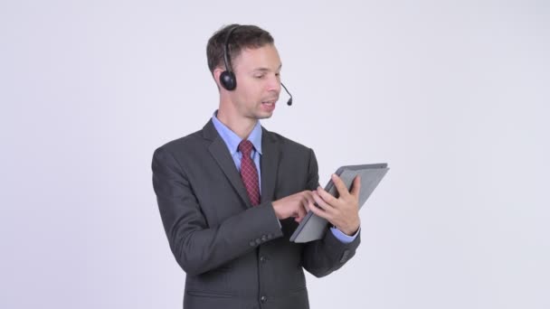 Ευτυχής επιχειρηματίας ως εκπρόσωπος του κέντρου κλήσης χρησιμοποιώντας ψηφιακό tablet — Αρχείο Βίντεο