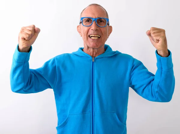 Estudio de tiro de hombre mayor calvo feliz sonriendo y mirando emocionado — Foto de Stock