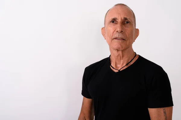 Careca sênior homem de pé contra fundo branco — Fotografia de Stock