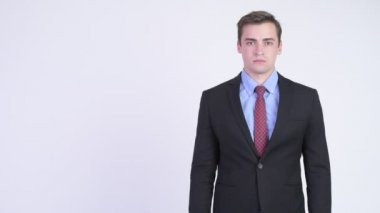 Genç mutlu yakışıklı işadamı bir şeyler gösteriyor