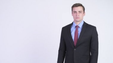 Genç mutlu yakışıklı işadamı bir şeyler gösteriyor