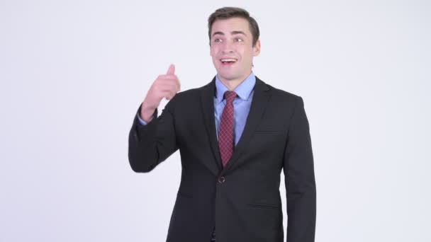Jonge gelukkig knappe zakenman geven duimen omhoog — Stockvideo