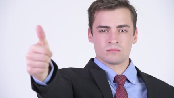 Młody przystojny biznesmen szczęśliwy daje kciuk w — Wideo stockowe