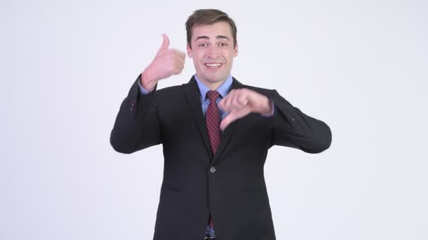 Jonge knappe zakenman kiezen tussen duimen omhoog en de duim omlaag — Stockvideo