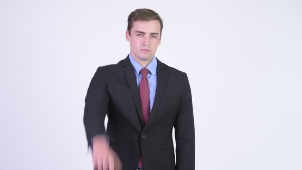 Joven hombre de negocios guapo apuntando a la cámara — Vídeos de Stock