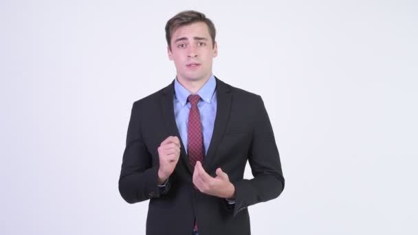 Молодой привлекательный бизнесмен проходит собеседование — стоковое видео