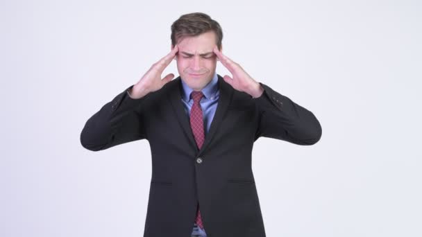 Ung stressad affärsman med huvudvärk — Stockvideo
