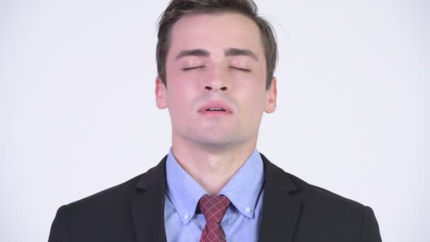 Junge glückliche gutaussehende Geschäftsmann entspannt mit geschlossenen Augen — Stockvideo