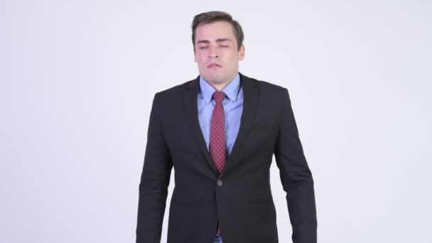 Mladý nemocný podnikatel kýchání a použití tkáně — Stock video