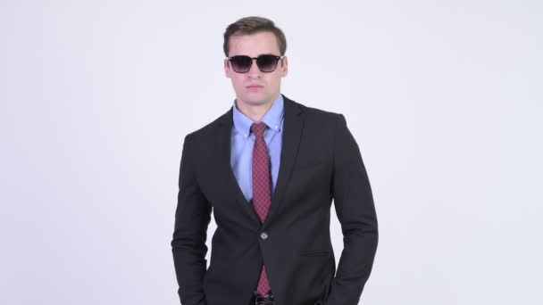 Jonge knappe zakenman dragen van een zonnebril — Stockvideo