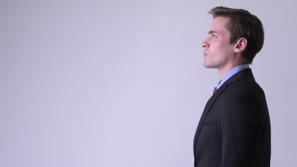 Vista de perfil de joven hombre de negocios guapo — Vídeos de Stock