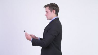 Genç yakışıklı işadamı getting alınan telefon profil görünümü