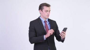 Genç mutlu yakışıklı işadamı telefon kullanma